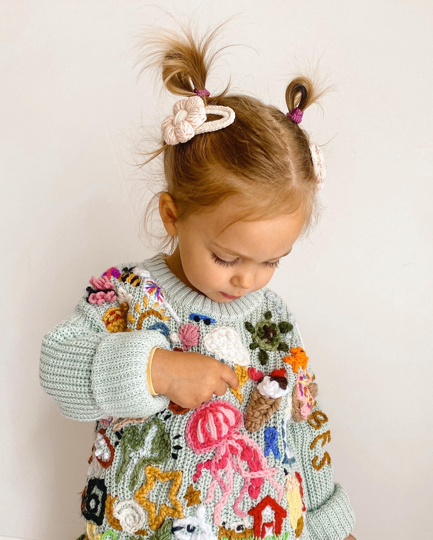 Crocheted puff flower clip