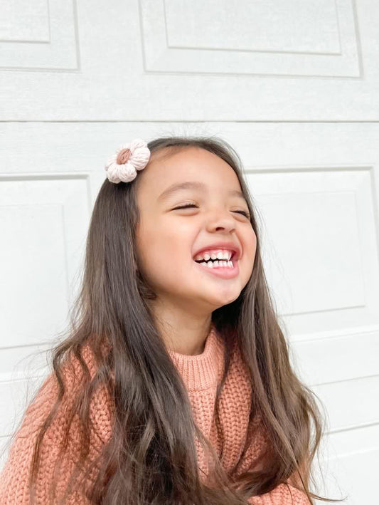 Crocheted puff flower clip